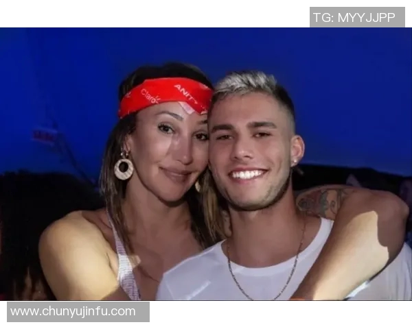 足球明星的女友兼女主持人如何在聚光灯下平衡事业与爱情生活 足球明星的女友兼女主持人如何在聚光灯下平衡事业与爱情生活